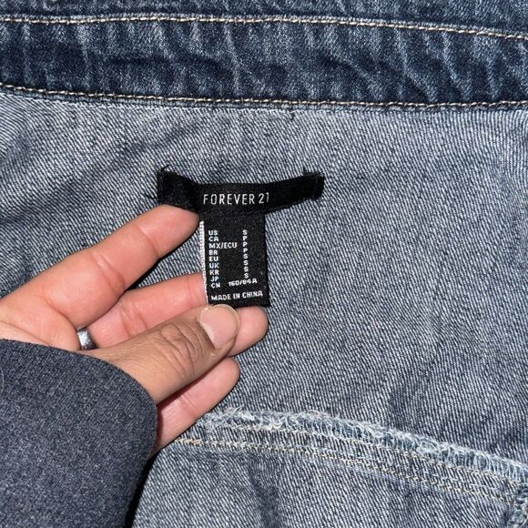 Forever 21 Cropped Trucker Jacket Women's Small Blue Denim Pockets Frayed Hem - Picture 3 of 6